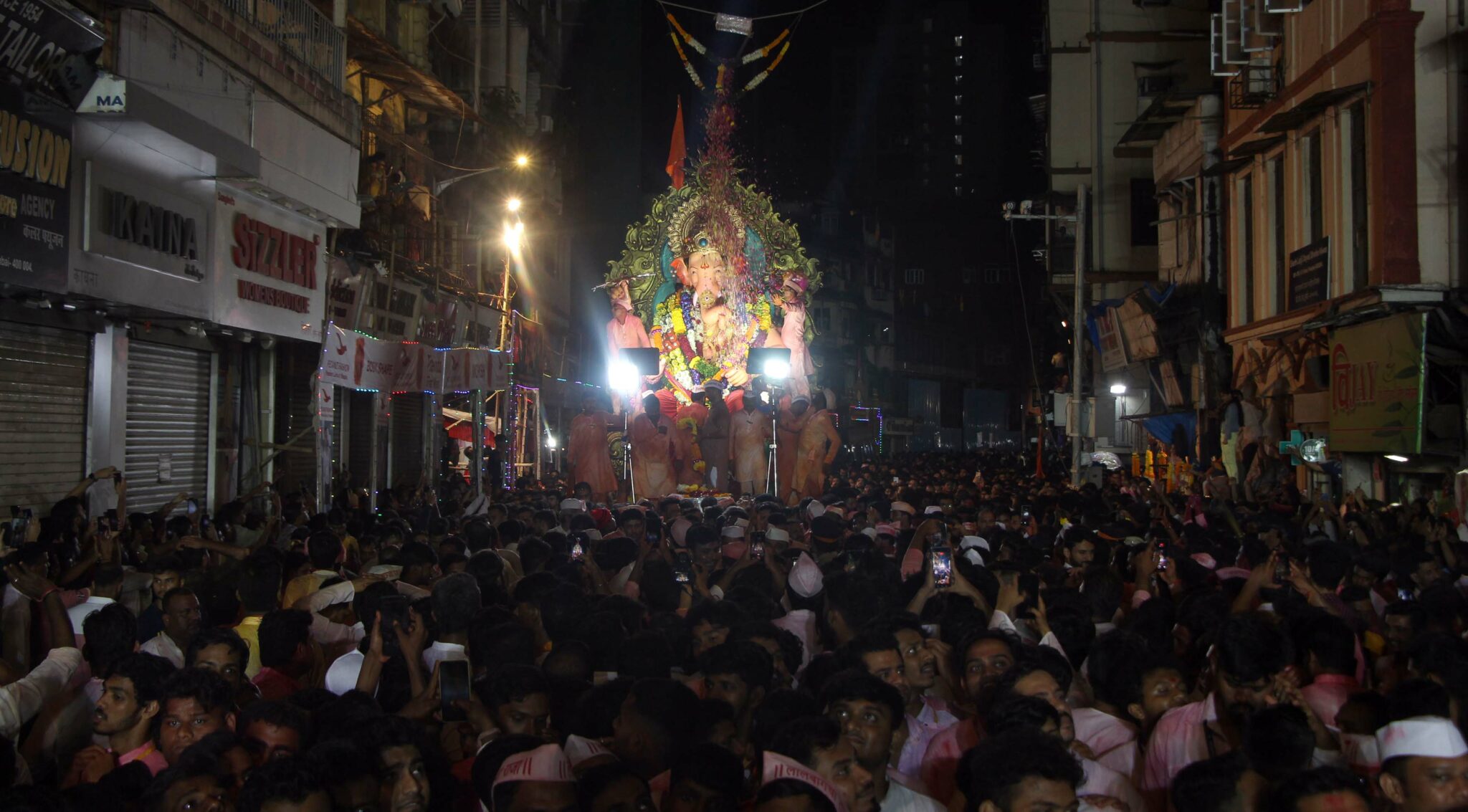 Visarjan Lalbaugcha Raja Sarvajanik Ganeshotsav Mandal